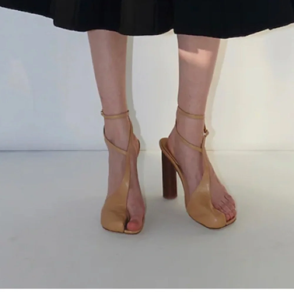 ASYMMETRIC CHRISTINE SHOES BEIGE by awake mode - Picture 2 of 5